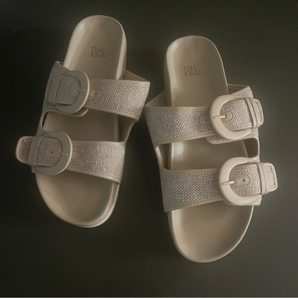 Women's Time and True beige sandals size 8 - Picture 1 of 3